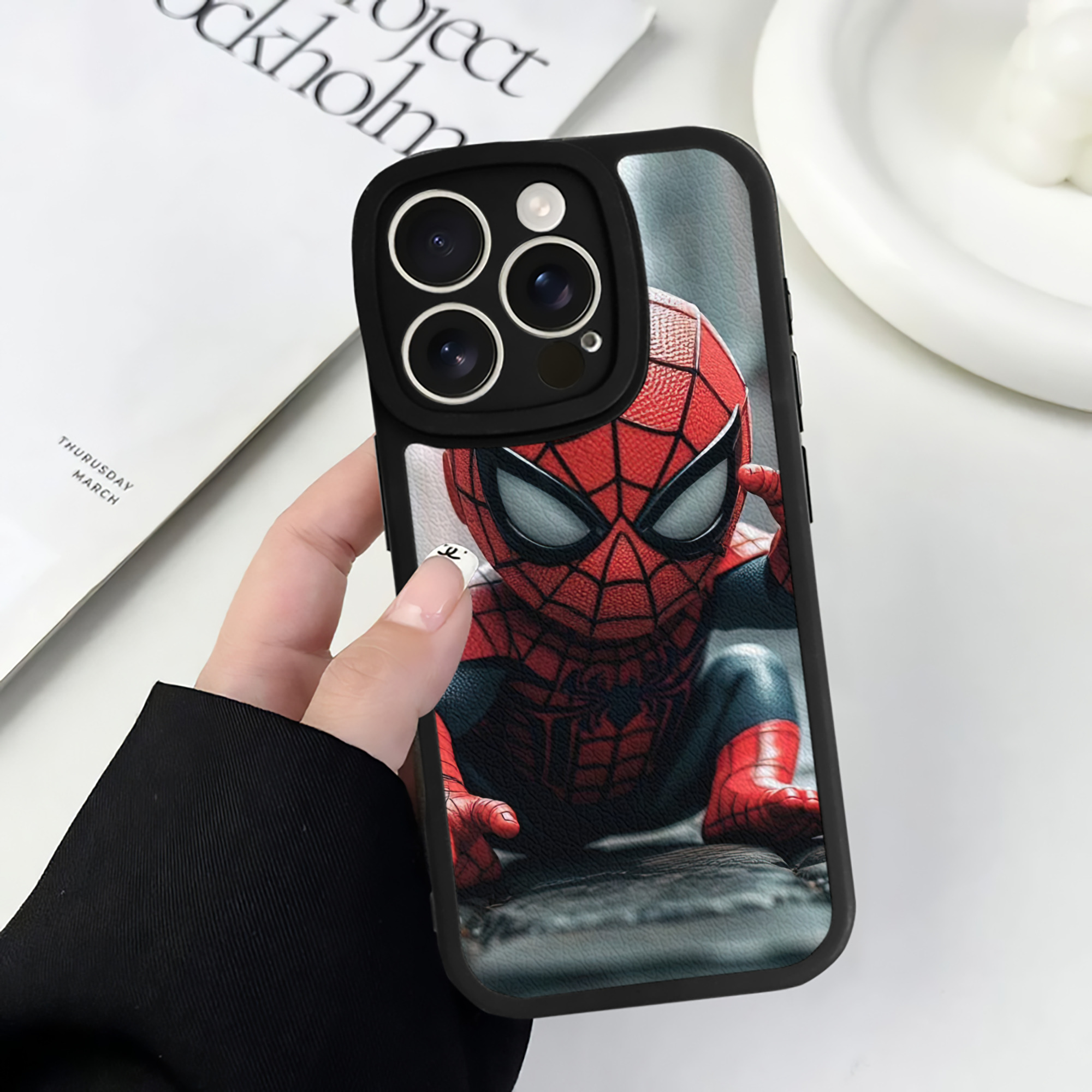 Spider Man スパイダーマン 【iPhone 16シリーズ対応】シリコンスマホケース（レザー調） 材質：シリコン